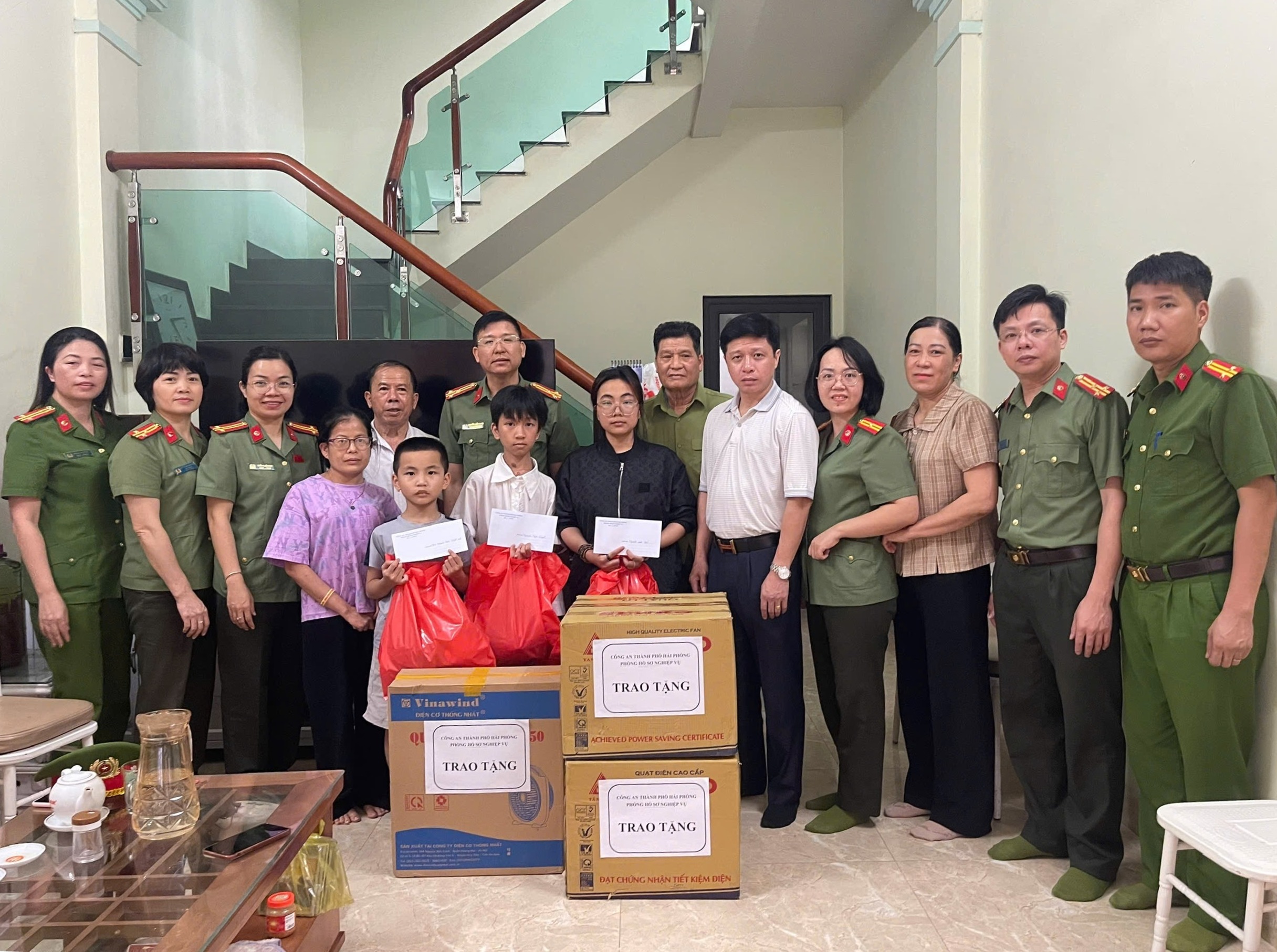 Phòng Hồ sơ nghiệp vụ Công an thành phố chung tay chăm sóc, nuôi dưỡng trẻ em mồ côi có hoàn cảnh đặc biệt khó khăn
